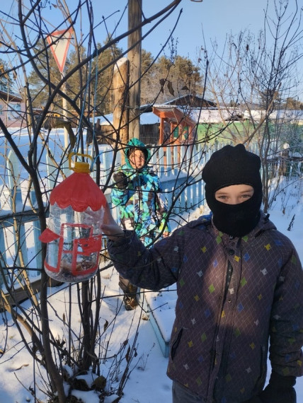 "У кормушки".